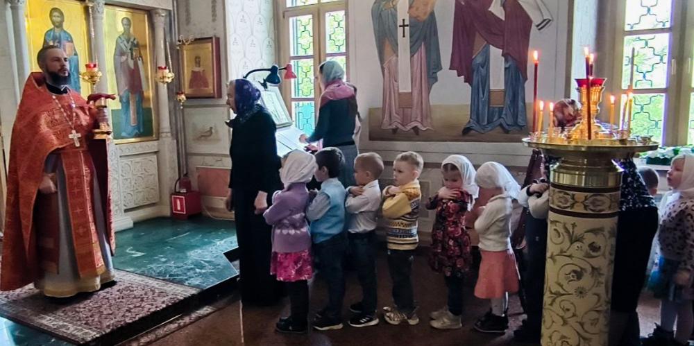Наши ребята вместе с педагогами и родителями соборно молились в  храме во имя иконы Божией матери "Знамение" Борского благочиния